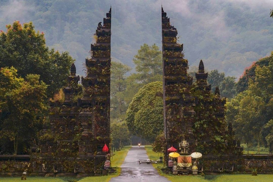 Handara Gates